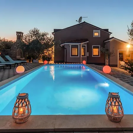 Stunning In With Kitchen Holiday home *