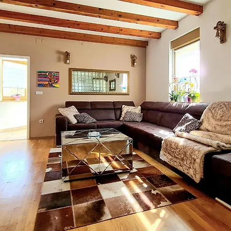 Holiday home Stunning In With Kitchen